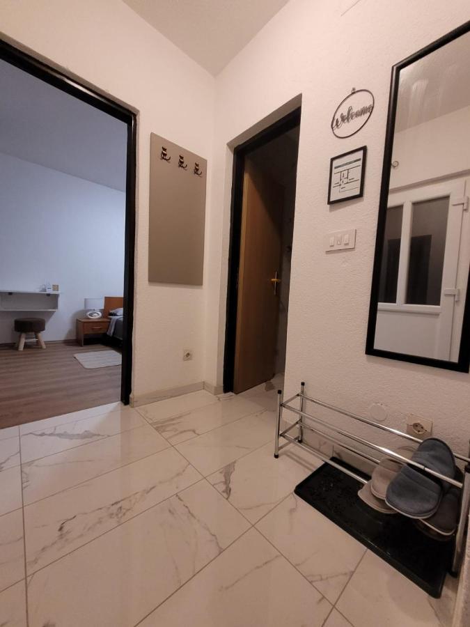 Kod Dide - Entry With Pin 0-24H Appartement Slavonski Brod Buitenkant foto