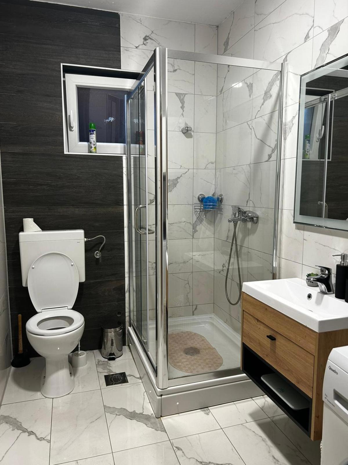 Kod Dide - Entry With Pin 0-24H Appartement Slavonski Brod Buitenkant foto